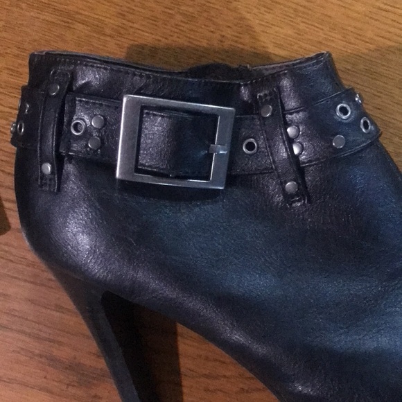 2/14$!Sz8 Black low cut high heel booties w/buckle & rivet detailing @cuff EUC - Picture 2 of 6